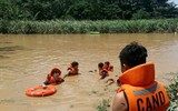 Công an dầm mình trong bùn lầy giúp người dân khắc phục hậu quả lũ lụt